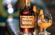 Giá mua rượu Hennessy VS chính hãng ở cửa hàng uy tín